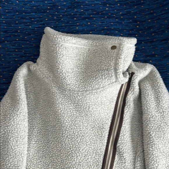 Basin + Range brand Stylish off-white Sherpa style Jacket with Diagonal Zipper - Picture 3 of 10